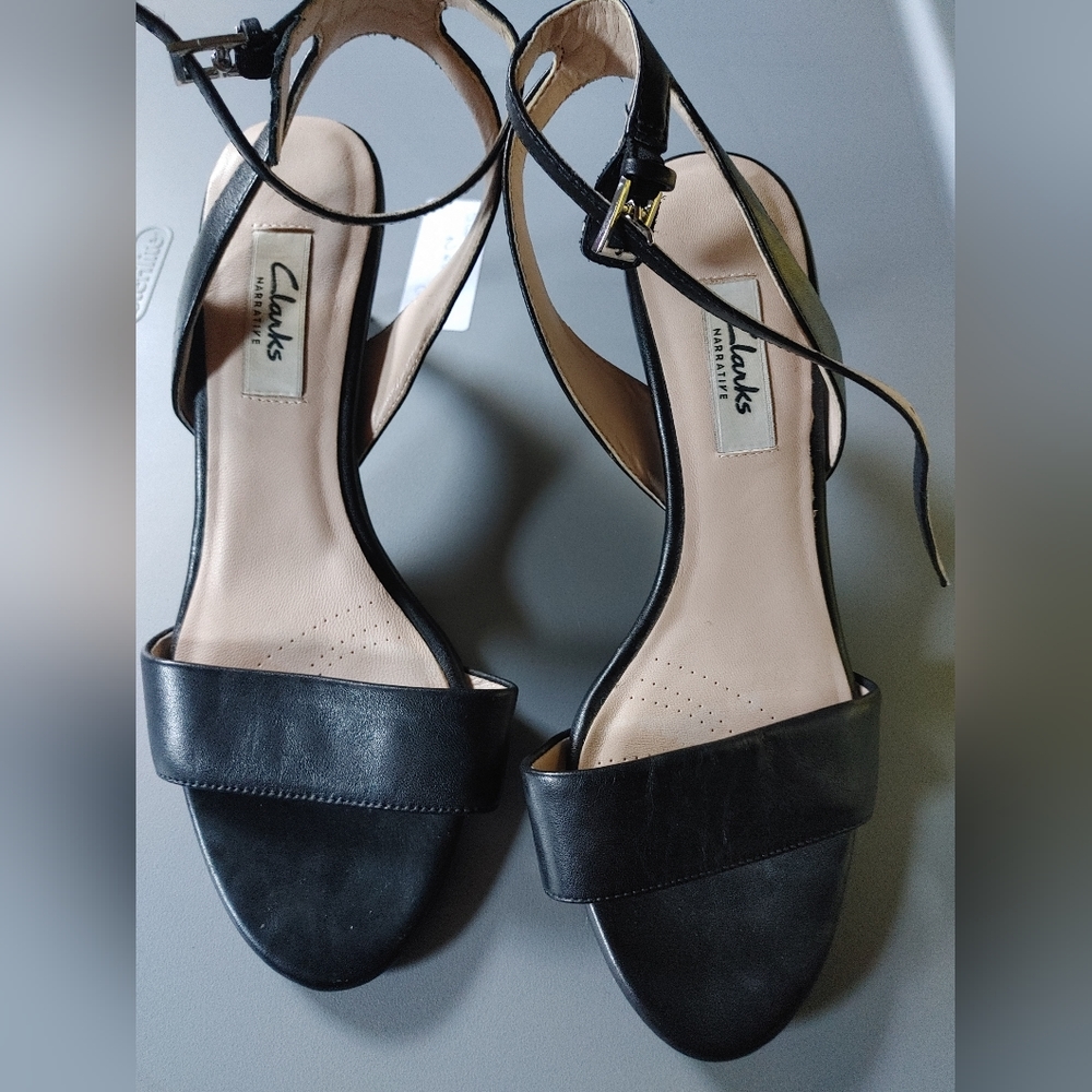 Clarks. Narrative Strappy Open Toe Sandle Heels SZ.6.5 Black